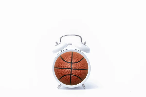 ホワイトを基調としたオレンジのバスケットボールボールを備えたレトロな目覚まし時計 スポーツタイムコンセプト — ストック写真