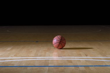 Parkın zemininde ışıklandırmalı basketbol topu. İnternette spor yapma konsepti. Yatay spor temalı poster, tebrik kartları, başlıklar, web sitesi ve uygulama