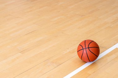 Parkın zemininde doğal ışıklandırmalı basketbol topu. İnternette spor yapma konsepti. Yatay spor temalı poster, tebrik kartları, başlıklar, web sitesi ve uygulama