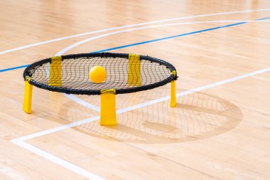 Sert ahşap kort zemininde sarı top ile Spike topu oyunu. Yatay spor temalı poster, tebrik kartları, başlıklar, web sitesi ve uygulama