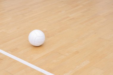 Voleybol ve ahşap sahada beyaz çizgi. Yatay eğitim ve spor afişi, tebrik kartları, başlıklar, web sitesi