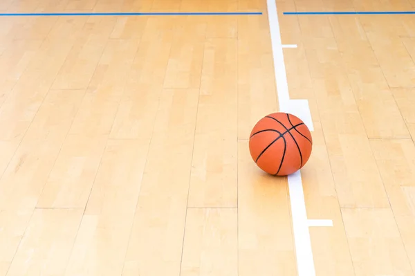 Basketball Auf Hartholzfußboden Mit Natürlichem Licht Workout Online Konzept Horizontales — Stockfoto