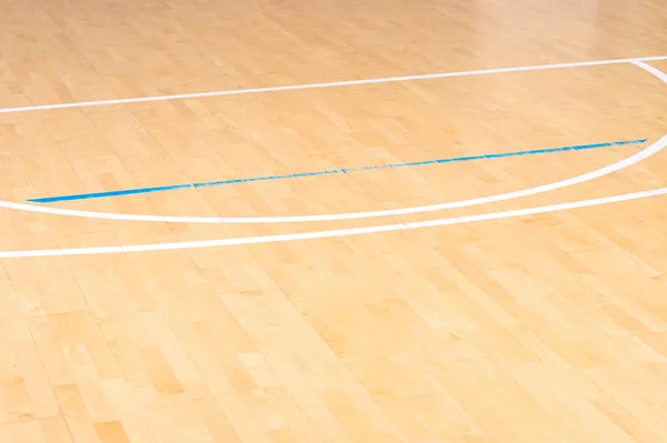 木製の床バスケットボール バドミントン フットサル ハンドボール バレーボール サッカー サッカーコート 木製の床室内 ジムコート上の青と白の線をマークするスポーツホールの木製の床 — ストック写真
