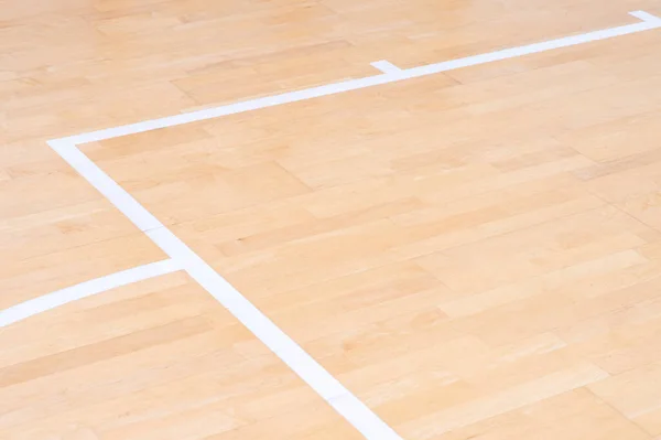 木製の床バスケットボール バドミントン フットサル ハンドボール バレーボール サッカー サッカーコート 木製の床室内 ジムコート上の白い線をマークするスポーツホールの木製の床 — ストック写真