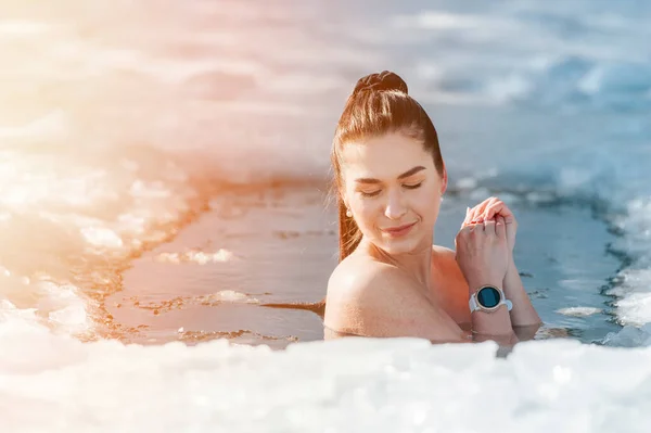 Ragazza Con Bikini Orologio Nel Buco Ghiacciato Del Lago Donna — Foto Stock