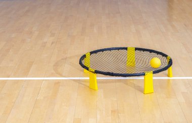 Sert ahşap kort zemininde sarı top ile Spike topu oyunu. Yatay spor temalı poster, tebrik kartları, başlıklar, web sitesi ve uygulama