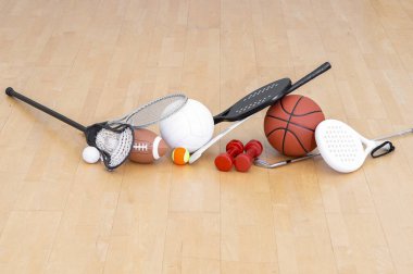 Spor malzemeleri, raketler ve toplar parke kortta. Yatay eğitim ve spor afişi, tebrik kartları, başlıklar, web sitesi