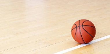 Parkın zemininde doğal ışıklandırmalı basketbol topu. İnternette spor yapma konsepti. Yatay spor temalı poster, tebrik kartları, başlıklar, web sitesi ve uygulama