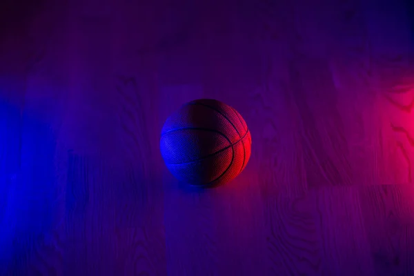 Balón Baloncesto Aislado Sobre Fondo Oscuro Banner Neón Azul Cartel — Foto de Stock