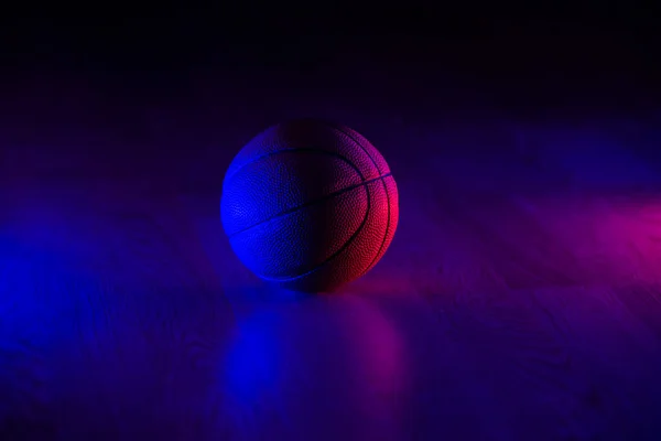 Баскетбольный Мяч Изолирован Темном Фоне Синий Неоновый Баннер Горизонтальный Плакат — стоковое фото