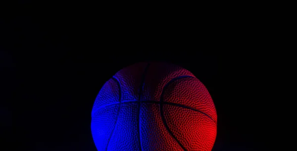 篮球在黑暗的背景下与世隔绝 蓝色的霓虹灯旗 横向体育主题海报 网站和应用程序 — 图库照片