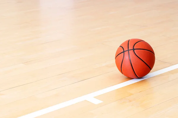 Basketball Auf Hartholzfußboden Mit Natürlichem Licht Workout Online Konzept Horizontales — Stockfoto