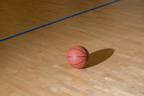Basketball Auf Hartholzfußboden Mit Natürlichem Licht Workout Online Konzept Horizontales — Stockfoto