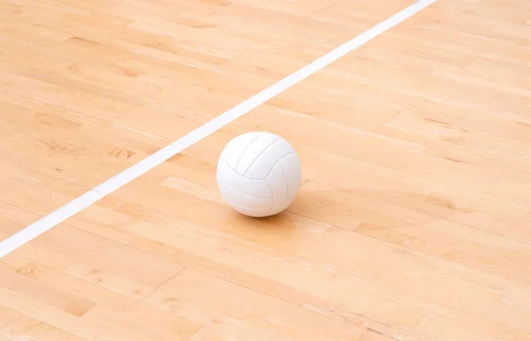 Volleyball Und Weiße Linie Auf Holzplatz Horizontales Bildungs Und Sportplakat — Stockfoto