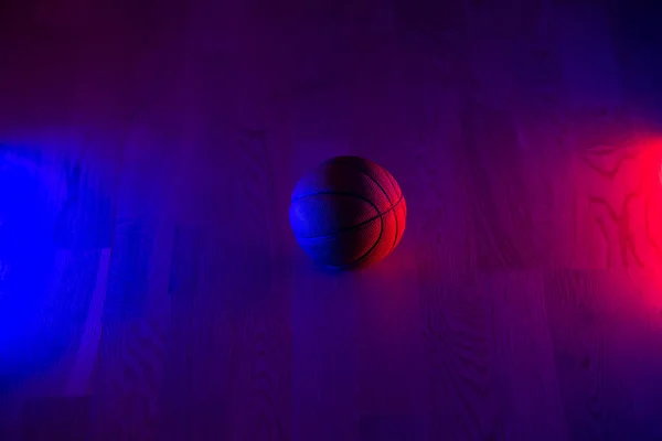 Piłka Koszykówki Odizolowana Ciemnym Tle Niebieski Neon Poziomy Plakat Tematyczny — Zdjęcie stockowe