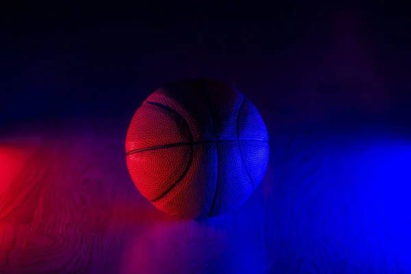 Basketballball Isoliert Auf Dunklem Hintergrund Blaues Leuchtbanner Horizontales Sport Themenposter — Stockfoto