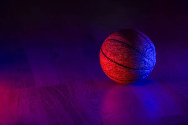Basketballball Isoliert Auf Dunklem Hintergrund Blaues Leuchtbanner Horizontales Sport Themenposter — Stockfoto
