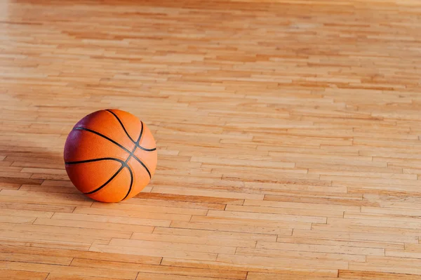 Parkın Zemininde Doğal Işıklandırmalı Basketbol Topu Nternette Spor Yapma Konsepti — Stok fotoğraf