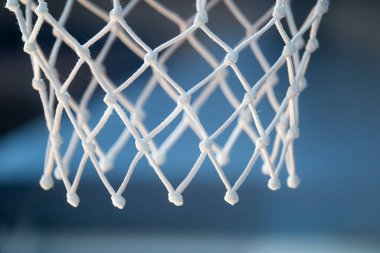 Mavi arkaplanlı boş bir basketbol potası. Yatay spor temalı poster, tebrik kartları, başlıklar, web sitesi ve uygulama