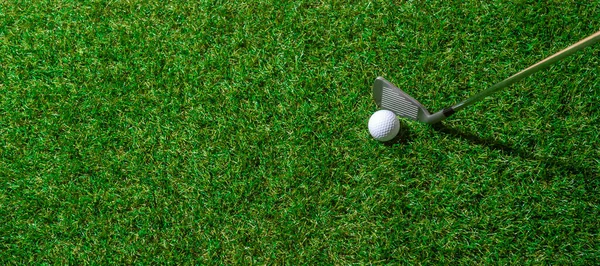 白色的高尔夫球 粘在绿草上 横向体育海报 — 图库照片