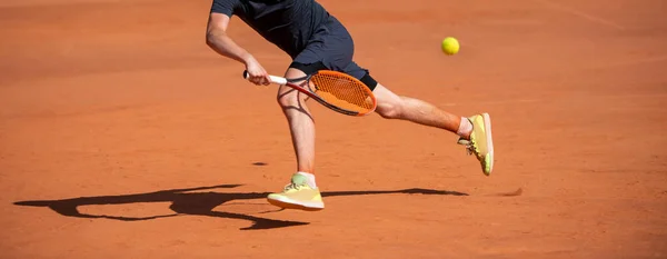 Joueur Tennis Masculin Action Sur Terrain Par Une Journée Ensoleillée — Photo
