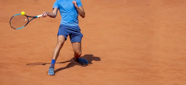 Männlicher Tennisspieler Aktion Auf Dem Platz Einem Sonnigen Tag Horizontales — Stockfoto