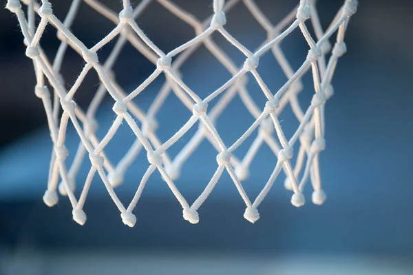Lege Swooshing Basketbalnet Close Met Blauwe Achtergrond Horizontale Sport Thema — Stockfoto