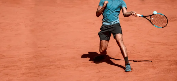 Man Tennisspelare Aktion Planen Solig Dag Vintage Färgfilter Horisontell Sport — Stockfoto