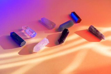 Bej arka planda renkli ışığı olan çakra kristalleri iyileştiriliyor. Meditasyon, reiki ve ruhani iyileştirme kavramı