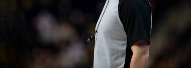 Basketbol hakemi arka planda düdük çalıyor. Yatay spor temalı poster, tebrik kartları