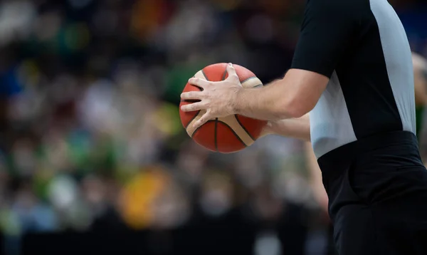 Árbitro Baloncesto Con Silbato Pelota Fondo Arena Cartel Temático Deporte —  Fotos de Stock