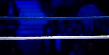 Bulanık spot ışıklarıyla boks ringinin ipleri. Yatay spor temalı poster, tebrik kartları, başlıklar, web sitesi ve uygulama. Profesyonel spor konsepti.