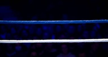 Boks, Muay Thai ve spot ışıklarıyla kickboks ringleri. Dikey spor temalı poster, tebrik kartları, başlıklar, web sitesi ve uygulama. Profesyonel spor konsepti.