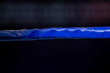 Boks, Muay Thai ve spot ışıklarıyla kickboks ringleri. Dikey spor temalı poster, tebrik kartları, başlıklar, web sitesi ve uygulama. Profesyonel spor konsepti.