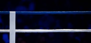 Boks, Muay Thai ve spot ışıklarıyla kickboks ringleri. Dikey spor temalı poster, tebrik kartları, başlıklar, web sitesi ve uygulama. Profesyonel spor konsepti.