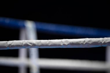 Bulanık spot ışıklarıyla boks ringinin ipleri. Yatay spor temalı poster, tebrik kartları, başlıklar, web sitesi ve uygulama. Profesyonel spor konsepti.