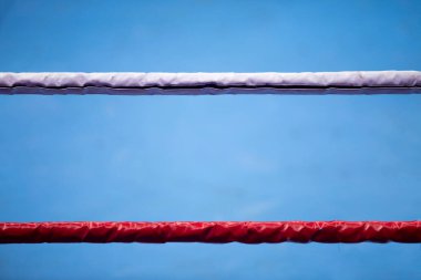 Bulanık spot ışıklarıyla boks ve yüzük ipleri. Dikey spor temalı poster, tebrik kartları, başlıklar, web sitesi ve uygulama. Profesyonel spor konsepti.