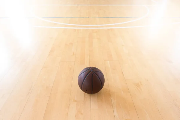 Basketball Auf Hartholzfußboden Mit Natürlichem Licht Horizontales Sport Themenposter Grußkarten — Stockfoto