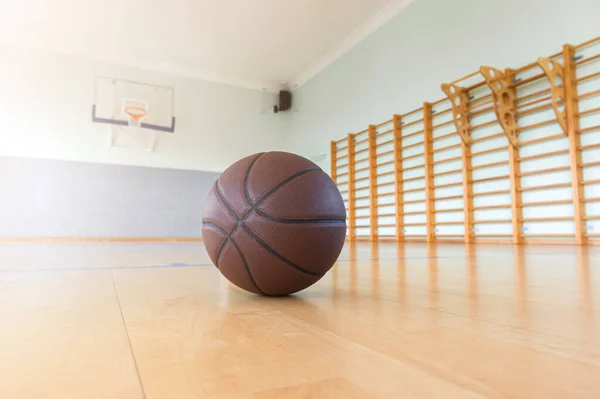 天然照明付きの堅木張りの床のバスケットボール 水平スポーツのテーマポスターグリーティングカード — ストック写真