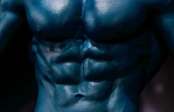 6パック腹部と筋肉の体を示す裸の胴と男性のフィットネスモデル ブルーカラーフィルター フィットネスとボディービルのコンセプト — ストック写真