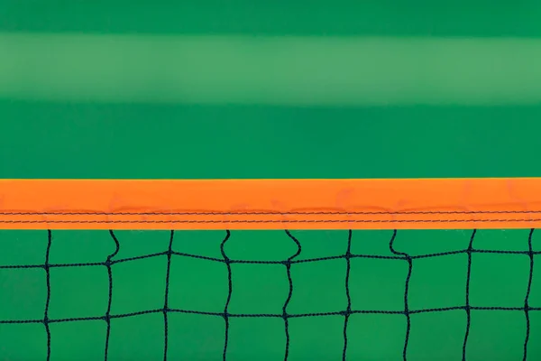 夏のゲームは スポーツイベントのための緑に対してビーチバレーやテニスネットの背景にボール 水平教育とスポーツポスター グリーティングカード ヘッダー ウェブサイト — ストック写真