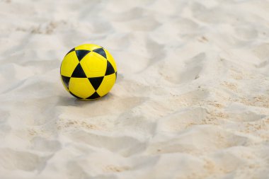 Kumda futbol topu. Profesyonel spor konsepti. Brezilya plajlarında gelenek ve kültür