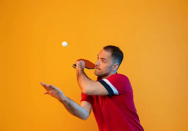 Man Plays Table Tennis Yellow Studio Background Professional Player Plays — Photo