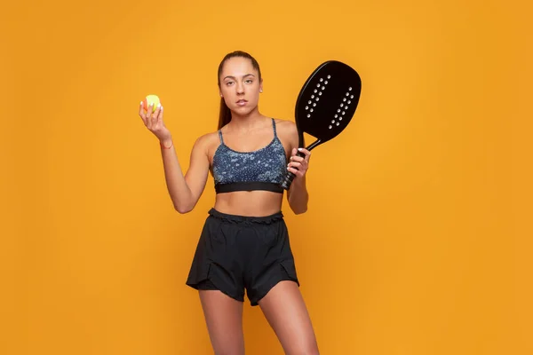 在黄色背景下打乒乓球的年轻姑娘 职业体育概念 横向体育主题海报 网站和应用程序 — 图库照片