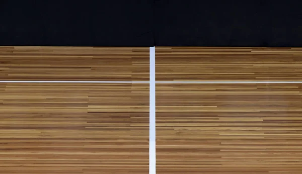 体育館の床に白い線がスポーツコートを割り当てます バドミントン フットサル バレーボール バスケットボールコート — ストック写真