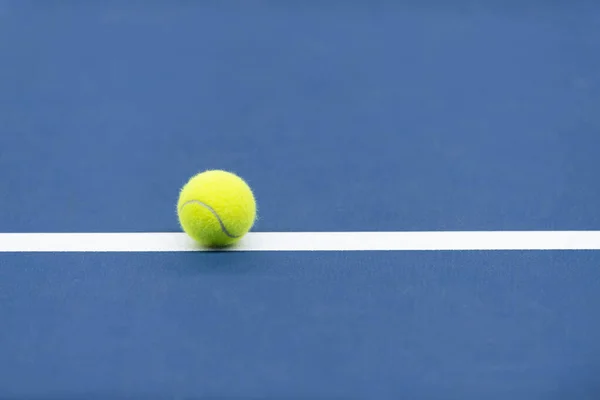Κίτρινη Μπάλα Του Τένις Λευκή Γραμμή Στο Μπλε Γήπεδο Οριζόντια — Φωτογραφία Αρχείου