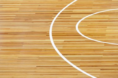 Spor salonunun zemininde beyaz çizgi var. Badminton, Futsal, Voleybol ve Basketbol sahası