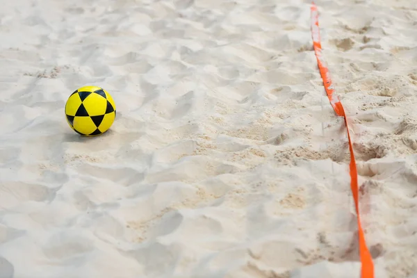 Footvolleyball Mit Orangefarbener Linie Auf Sand Profisportkonzept Tradition Und Kultur — Stockfoto