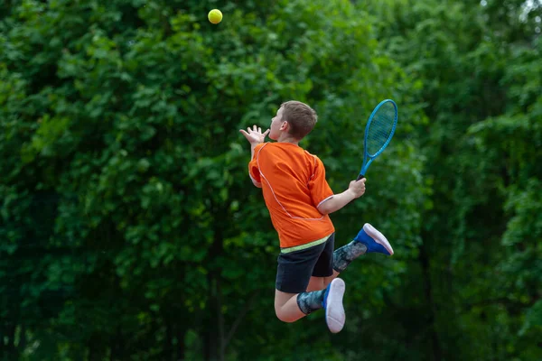 Tenis Kortunda Tenis Raketi Olan Bir Çocuk Küçük Çocuklar Için — Stok fotoğraf