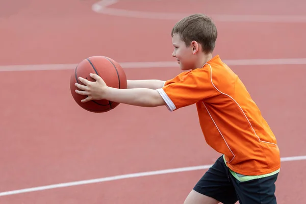 Ragazzo Che Gioca Basket Campo Gioco Concetto Uno Stile Vita — Foto Stock